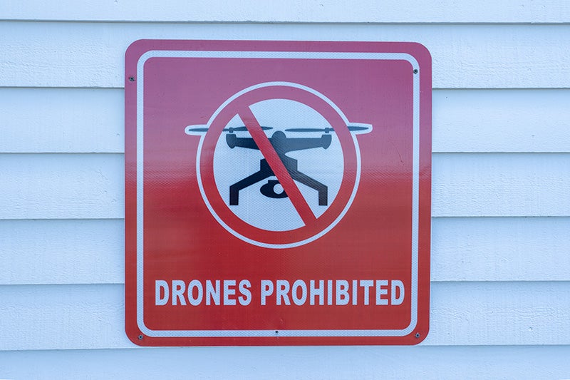 A sign stating that drones are prohibited in the area