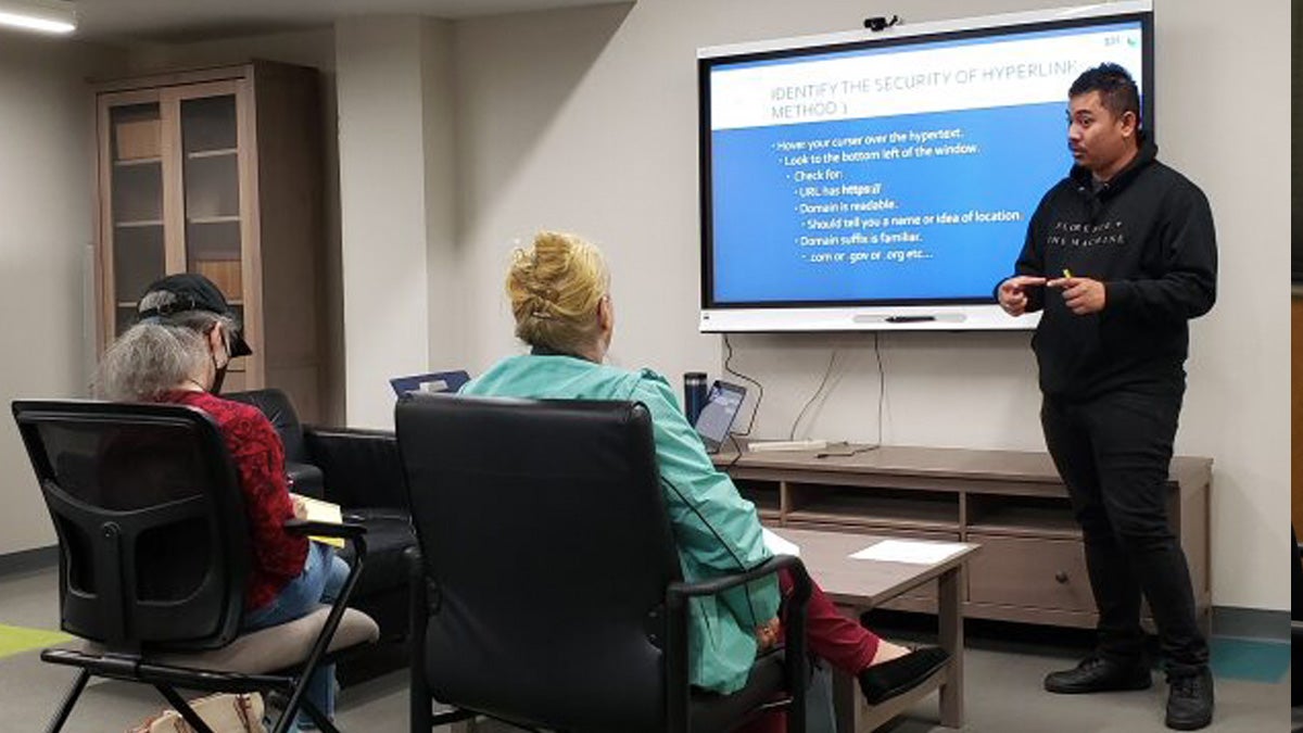 A Digital Navigator Program volunteer conducting training