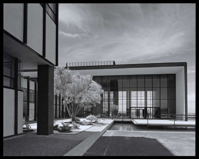 Black and white house photograph by Julius Shulman