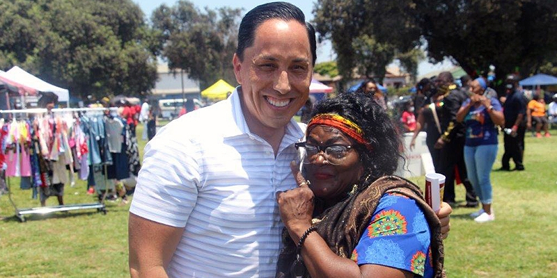 Mayor Todd Gloria posing for a picture with an event attendee.