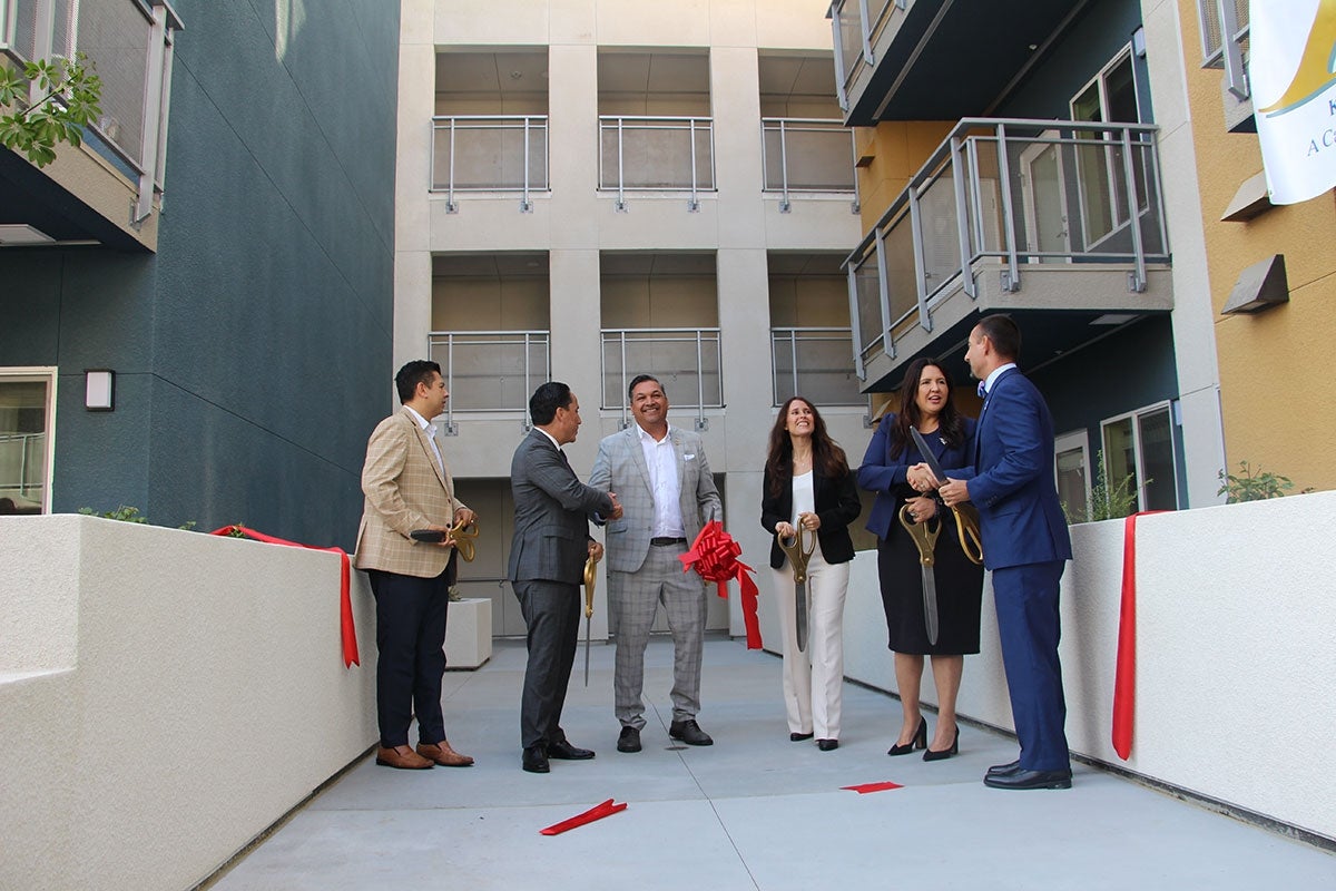 photo of ventana al sur bridge to home ribbon cutting