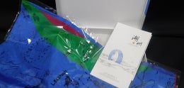 Houzou Delegation of China presented the green&#44; red and blue silk scarf