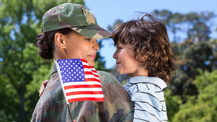 Photo military mother and child